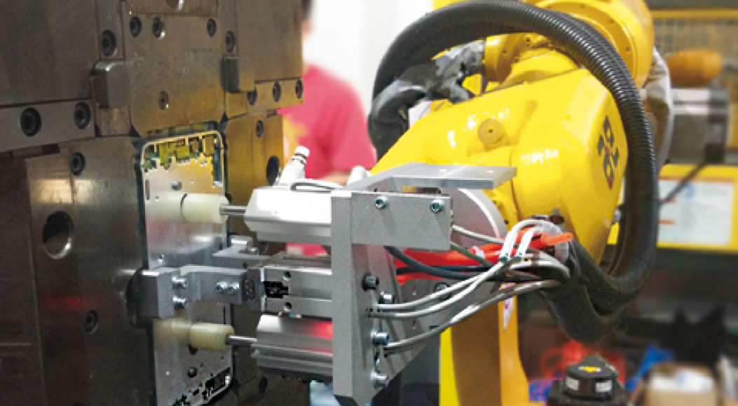 手机外壳注塑机上下料工作站